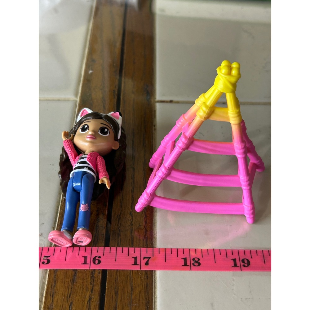 Gabby's Dollhouse Gabby Girl Figure and Pink Yellow Ombre Jungle Gym Accessory